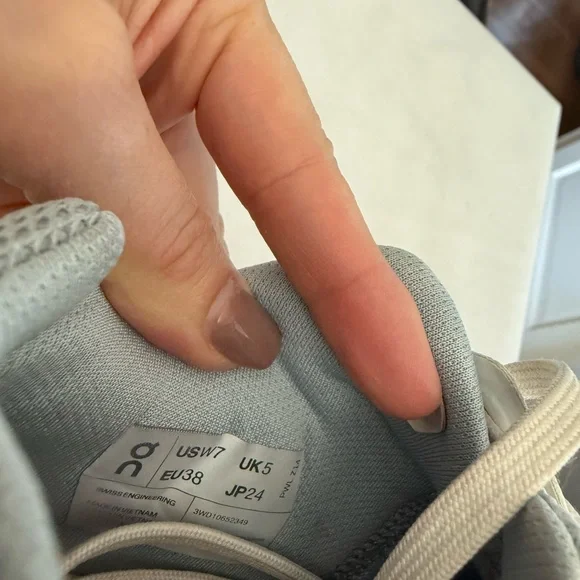 🎀On THE ROGER Advantage white rose women size 7 in good used condition🎀 - Picture 4 of 9